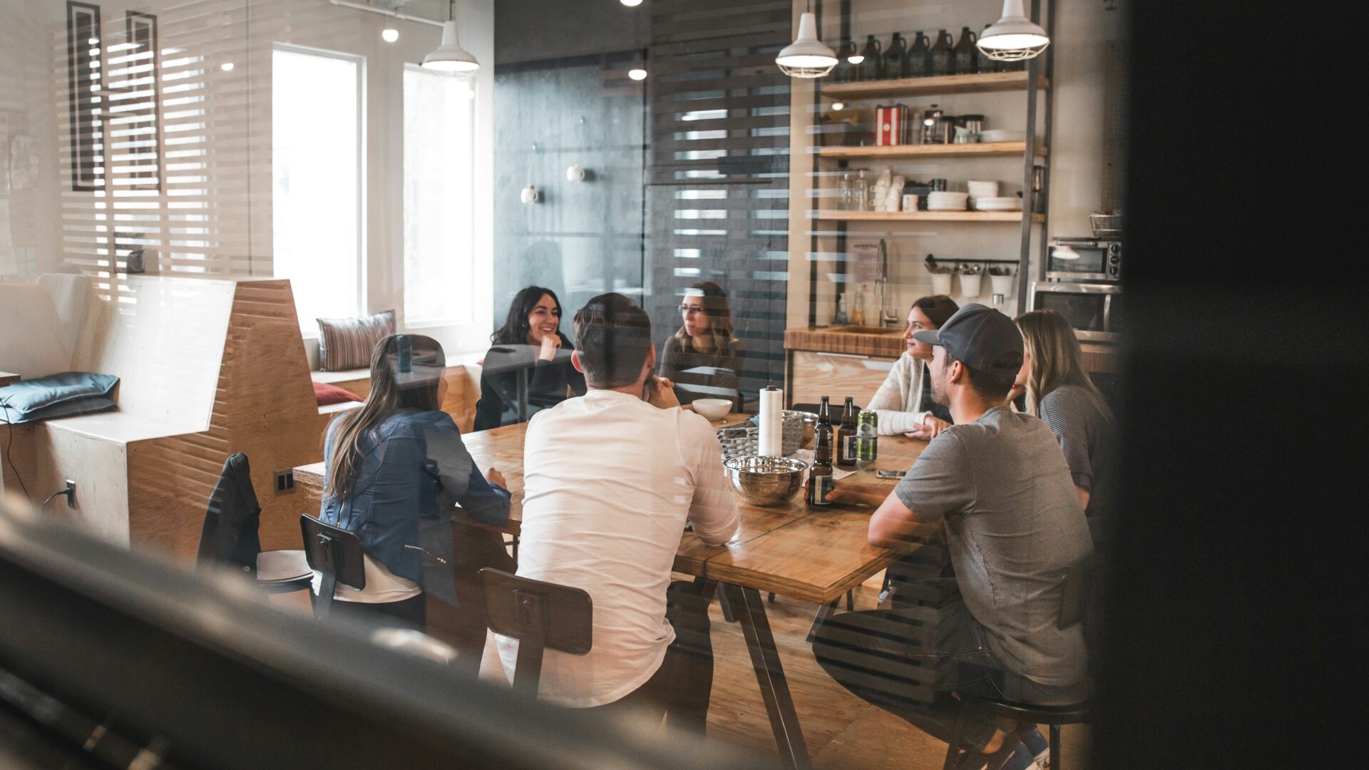 Ain image of number of employees in the same office and it seems that they are descussing something.