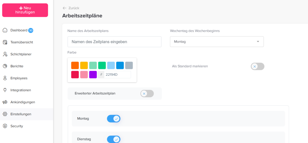 Screenshot einer Einstellungsseite zur Erstellung eines Arbeitszeitplans mit Feldern für den Namen des Zeitplans und den Wochenbeginn, Farbauswahl, Optionen wie „Als Standard markieren“ und „Erweiterter Arbeitszeitplan“ sowie aktivierbaren Tagen wie Montag und Dienstag. Links ist eine Navigationsleiste mit Menüpunkten wie Dashboard, Teamübersicht und Einstellungen sichtbar.