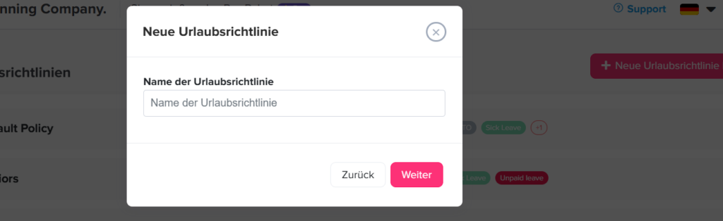 Popup-Fenster zum Erstellen einer neuen Urlaubsrichtlinie mit Eingabefeld für den Namen sowie Buttons zum Zurückgehen oder Fortfahren.