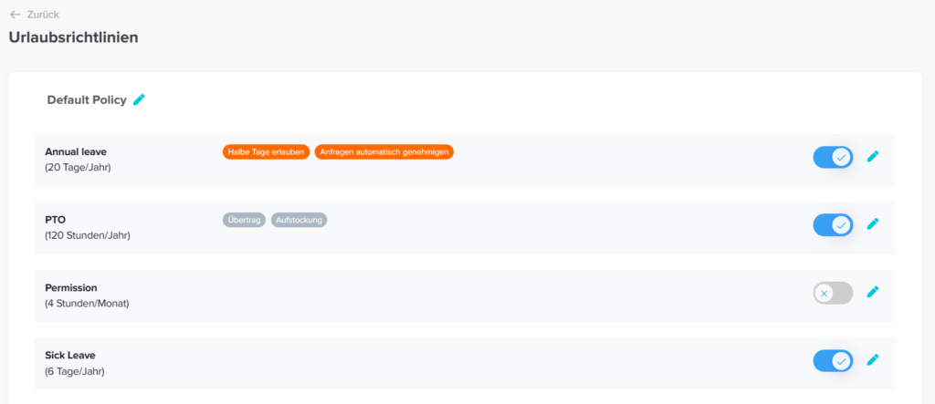 Detailansicht einer Urlaubsrichtlinie mit verschiedenen Urlaubsarten, Einstellungen wie halbe Tage und automatische Genehmigung sowie Aktivierungsoptionen.