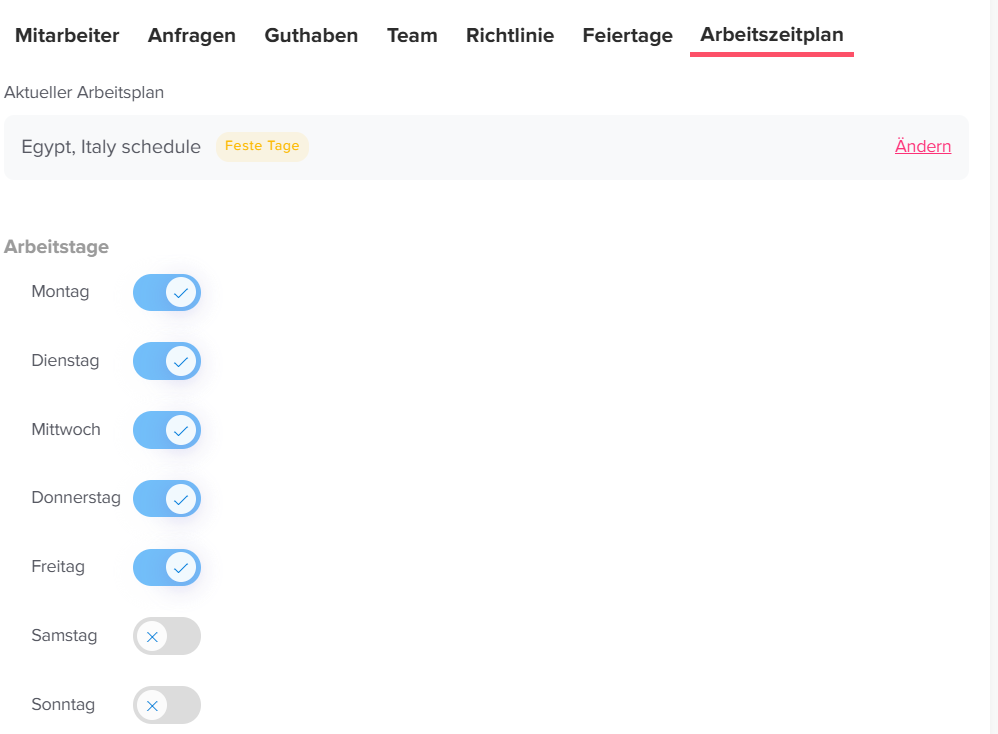 Seite zur Anzeige des aktuellen Arbeitszeitplans mit aktivierten Arbeitstagen von Montag bis Freitag sowie deaktivierten Wochenendtagen und Option zum Bearbeiten.