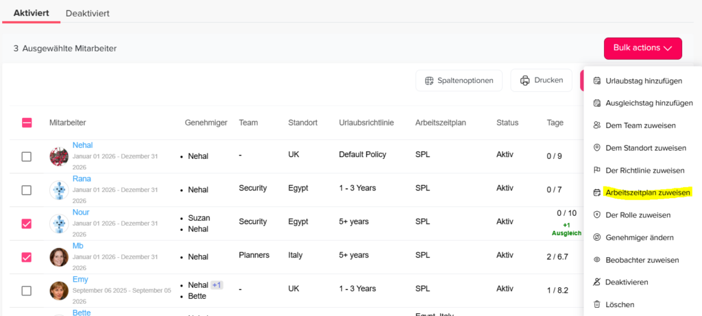 Übersicht einer Mitarbeiterliste mit ausgewählten Einträgen und geöffnetem Menü für Massenaktionen wie Zuweisung von Arbeitszeitplänen, Teams oder Richtlinien.