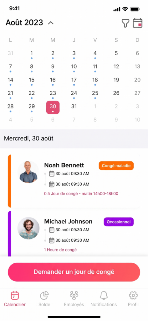 Interface mobile affichant le calendrier du mois d’août 2023 avec le 30 août sélectionné, et une liste de demandes de congé pour cette date incluant des employés avec différents types de congés comme congé maladie et congé occasionnel, ainsi qu’un bouton pour demander un jour de congé.