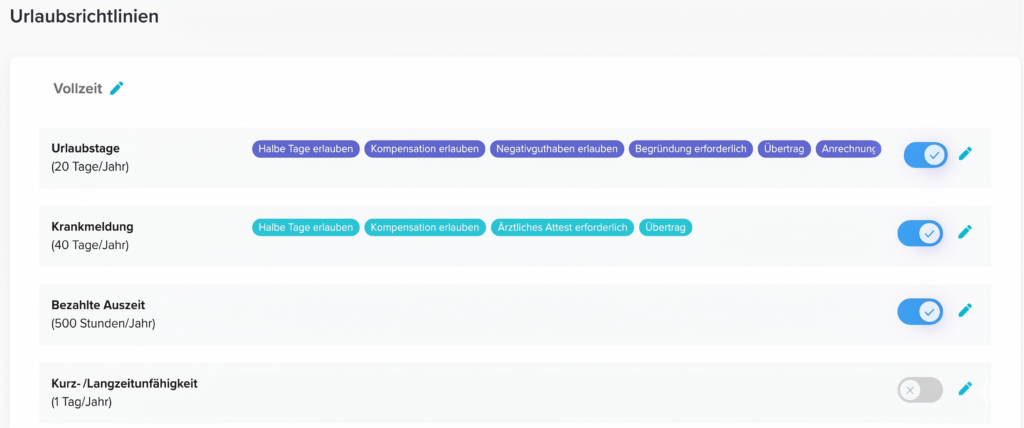 Detailansicht einer Urlaubsrichtlinie mit Einstellungen zu Urlaubstagen, Krankmeldung, bezahlter Auszeit und Optionen wie halbe Tage, Übertrag und Anforderungen.