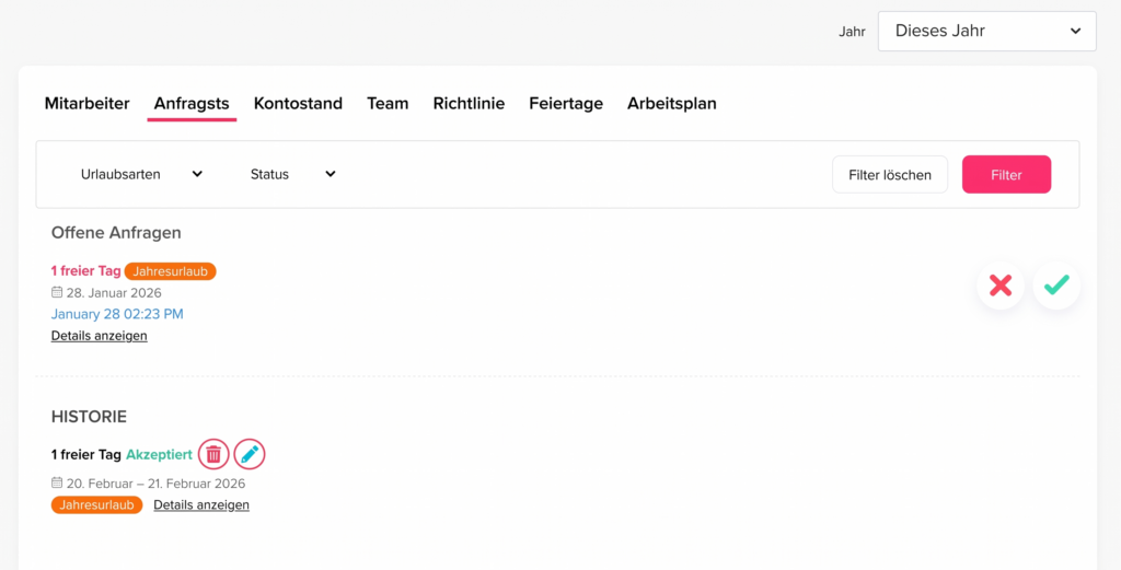 Seite mit Übersicht von Urlaubsanfragen, inklusive offener Anfragen, Historie, Filteroptionen und Aktionen zum Genehmigen oder Ablehnen.