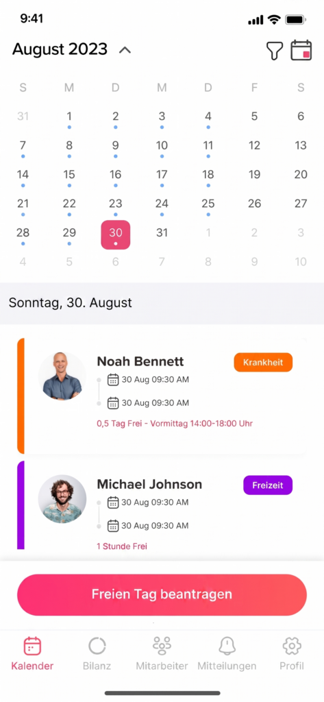Mobile Kalenderansicht für August 2023 mit markierten Tagen sowie Liste von Abwesenheiten mit Namen, Zeiten und Status.