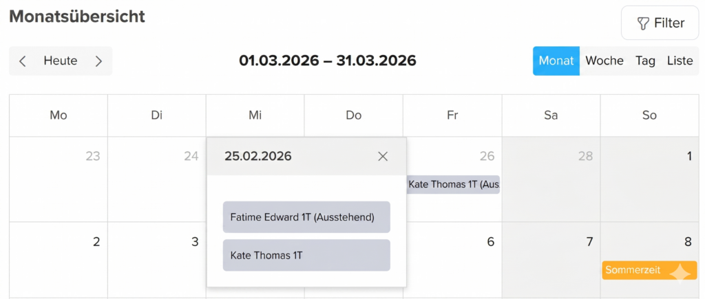 „Kalenderansicht im Day Off Dashboard mit einer eingetragenen Urlaubsanfrage eines Mitarbeiters.“
