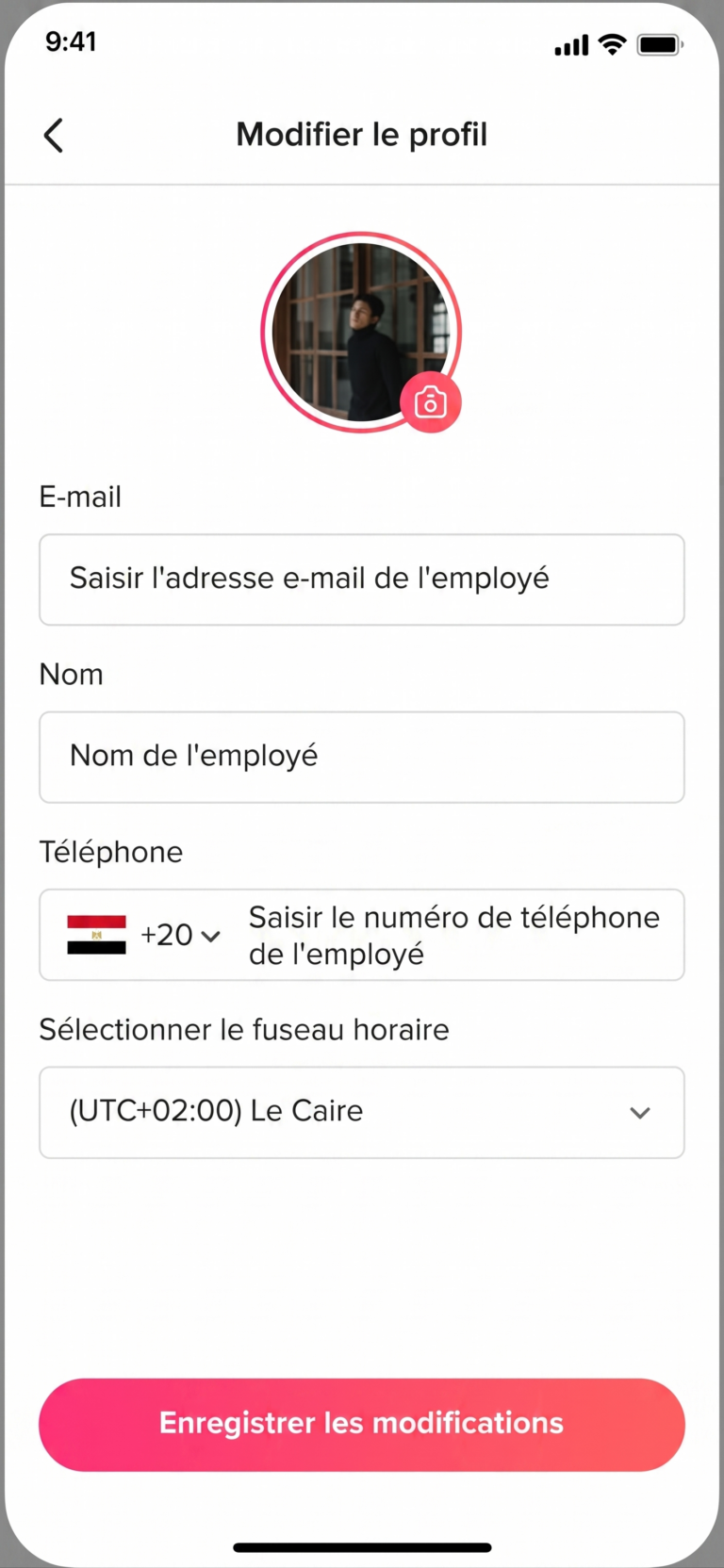 Interface mobile de modification du profil affichant un formulaire avec photo de profil, champs pour l’adresse e-mail, le nom, le numéro de téléphone avec indicatif, la sélection du fuseau horaire, et un bouton pour enregistrer les modifications.