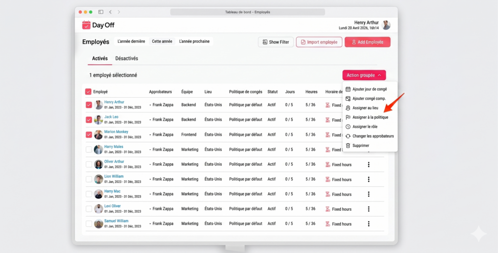 Interface du tableau de bord des employés affichant une liste d’employés avec leurs informations, et un menu d’actions groupées ouvert proposant des options comme ajouter un congé, assigner un lieu, définir une politique, attribuer un rôle, modifier les approbateurs ou supprimer un employé.