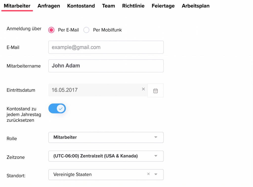 Formular zur Bearbeitung von Mitarbeitereinstellungen mit Feldern für E-Mail, Name, Eintrittsdatum, Rolle, Zeitzone und Standort sowie Optionen für Anmeldung und Kontostand.