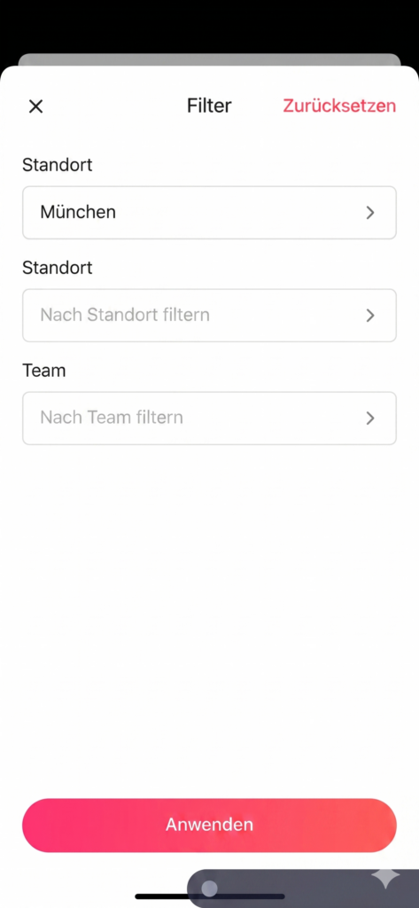 „Dashboard-Kalender in der Day Off App mit geöffneten Filteroptionen zur gezielten Anzeige von Urlaubsanfragen nach Mitarbeiter, Abteilung oder Datum.“