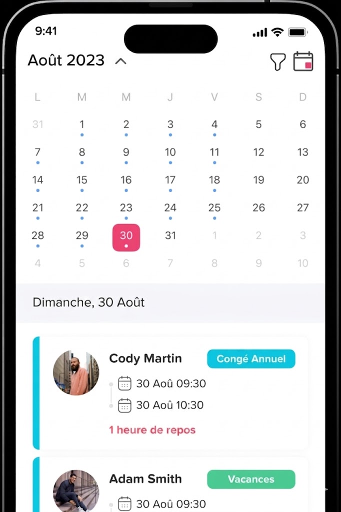 Capture d’écran mobile de l’application Day Off affichant un calendrier de congés pour août 2023. L’interface montre des demandes de congés et vacances d’employés avec les horaires, types d’absence et détails des jours de repos.