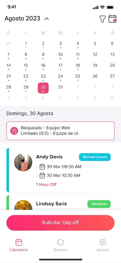Captura de pantalla de la interfaz de una aplicación móvil que muestra un calendario de agosto de 2023, con el día 30 seleccionado, detalles de bloqueos de equipo y una lista de permisos de empleados con un botón rojo para "Solicitar Day off".