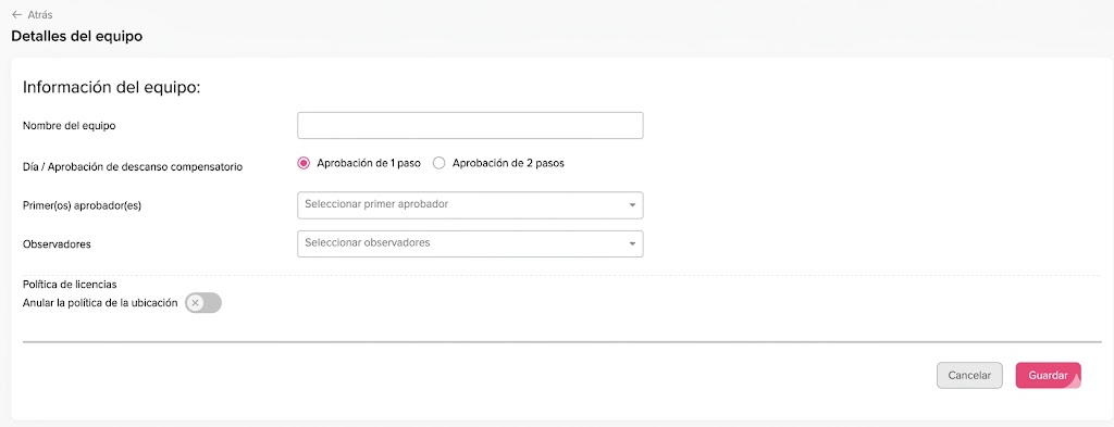 Una captura de pantalla de un formulario digital en español que muestra campos para el nombre del equipo, opciones de aprobación de descanso compensatorio de uno o dos pasos, selectores de aprobadores y observadores, y un interruptor para anular la política de licencias de la ubicación.