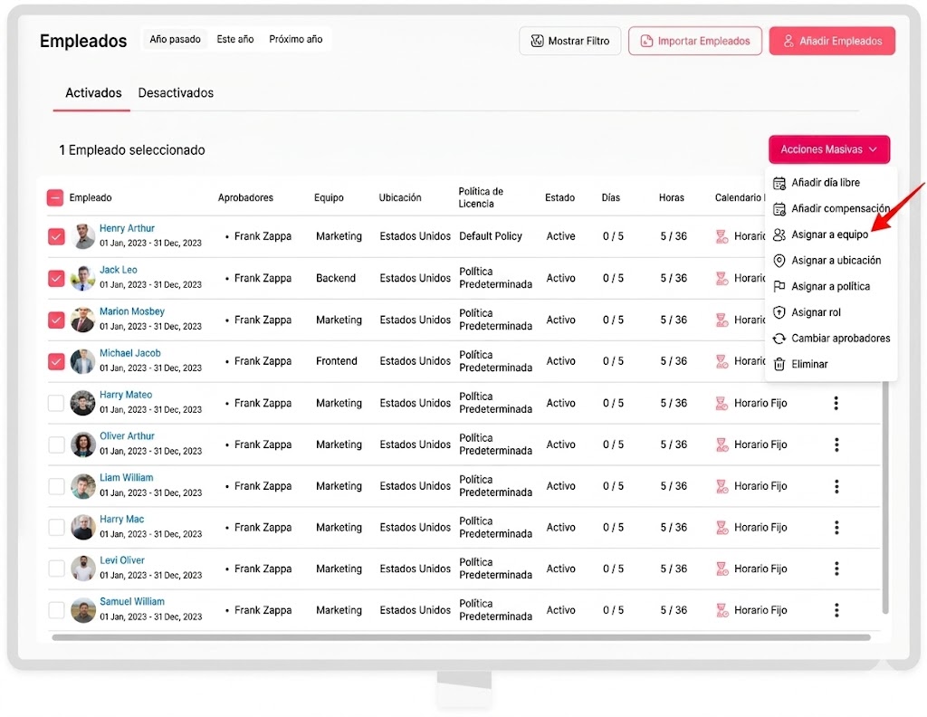 Una captura de pantalla que muestra una interfaz de software para gestionar una lista de empleados con filtros de tiempo y estado, donde un empleado está seleccionado y el menú de 'Acciones Masivas' está abierto, con una flecha roja apuntando a la opción 'Asignar a equipo'.