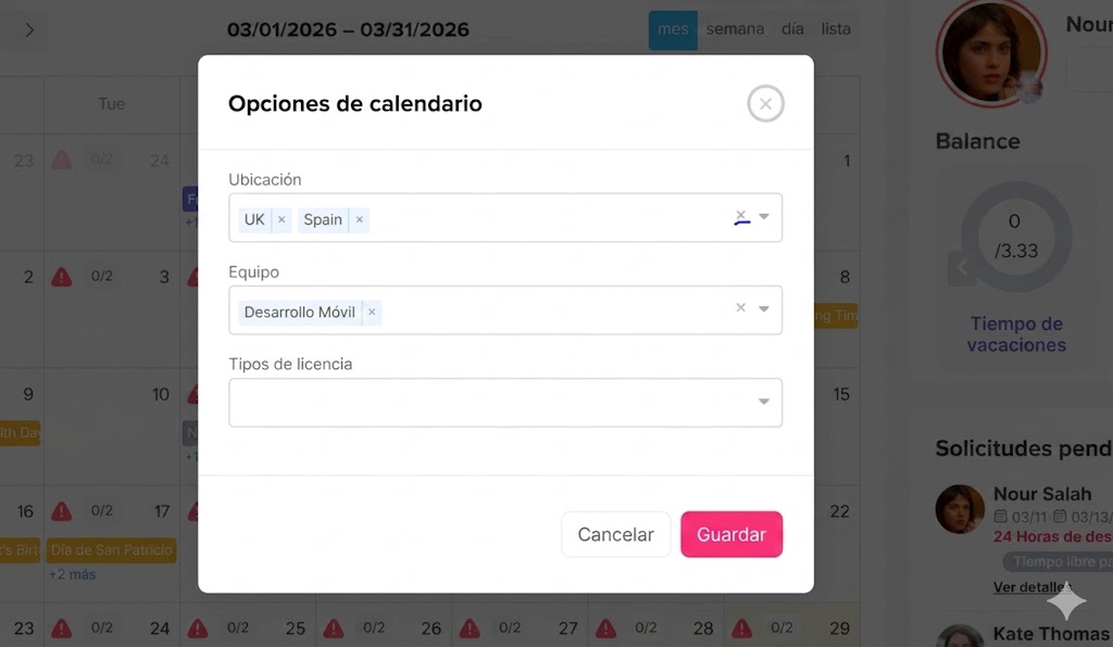 Una captura de pantalla de un panel de control de una aplicación web, traducido al español, que muestra un modal de opciones de calendario superpuesto para configurar la ubicación, el equipo y los tipos de licencia.