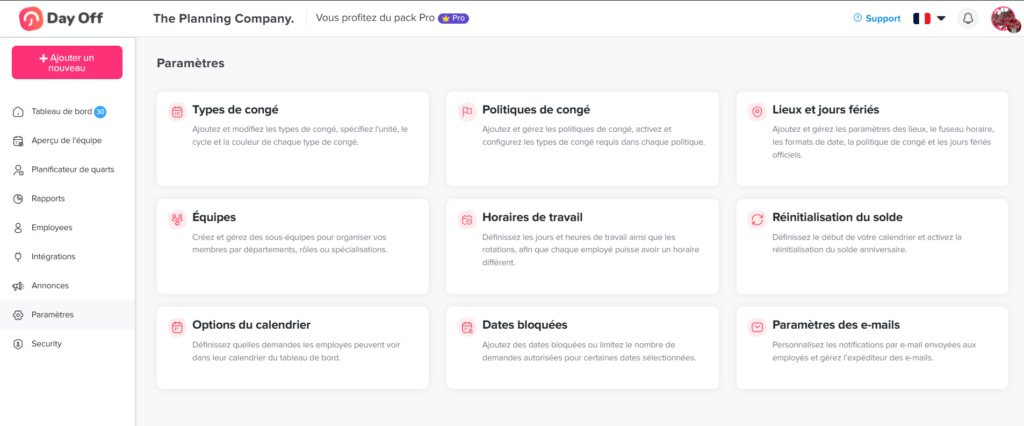 Interface de paramètres affichant plusieurs sections sous forme de cartes, notamment types de congé, politiques de congé, lieux et jours fériés, équipes, horaires de travail, réinitialisation du solde, options du calendrier, dates bloquées et paramètres des e-mails, avec un menu latéral de navigation.