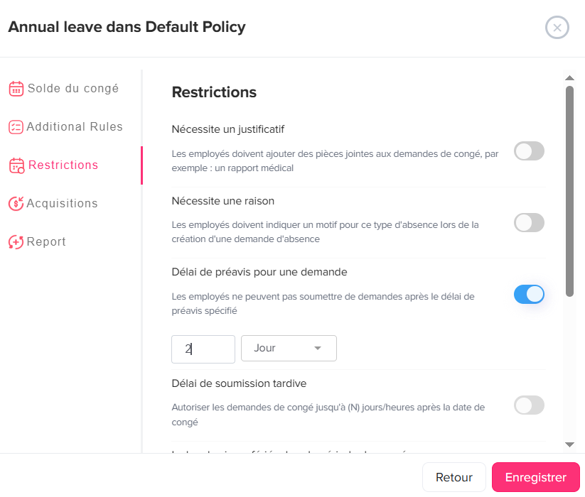 Capture d’écran d’une interface de gestion des congés montrant l’onglet « Restrictions » avec des options telles que justificatif requis, raison obligatoire, délai de préavis de 2 jours et paramètres de soumission tardive, avec boutons « Retour » et « Enregistrer ».