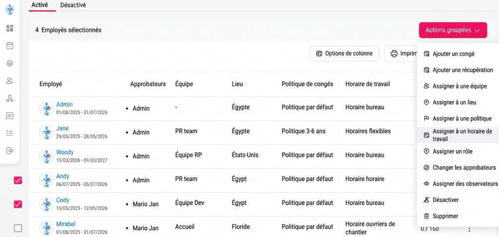 Interface de gestion des employés affichant plusieurs profils sélectionnés, avec informations (équipe, lieu, politique de congés, horaires) et un menu d’actions groupées permettant d’ajouter des congés, assigner des équipes, rôles, politiques ou horaires de travail, modifier les approbateurs ou désactiver des comptes.