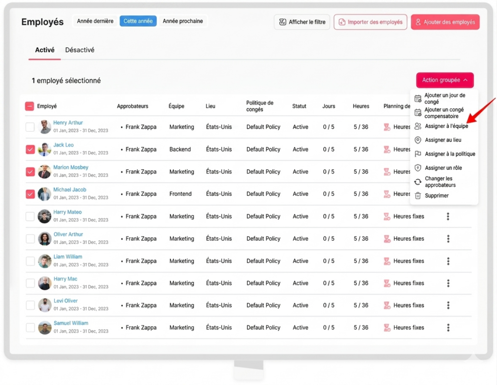 Interface de gestion des employés affichant une liste avec informations (équipe, lieu, politique de congés, statut, soldes), cases de sélection et un menu d’actions groupées permettant d’ajouter des congés, assigner des équipes, rôles ou politiques, modifier les approbateurs ou supprimer des employés.