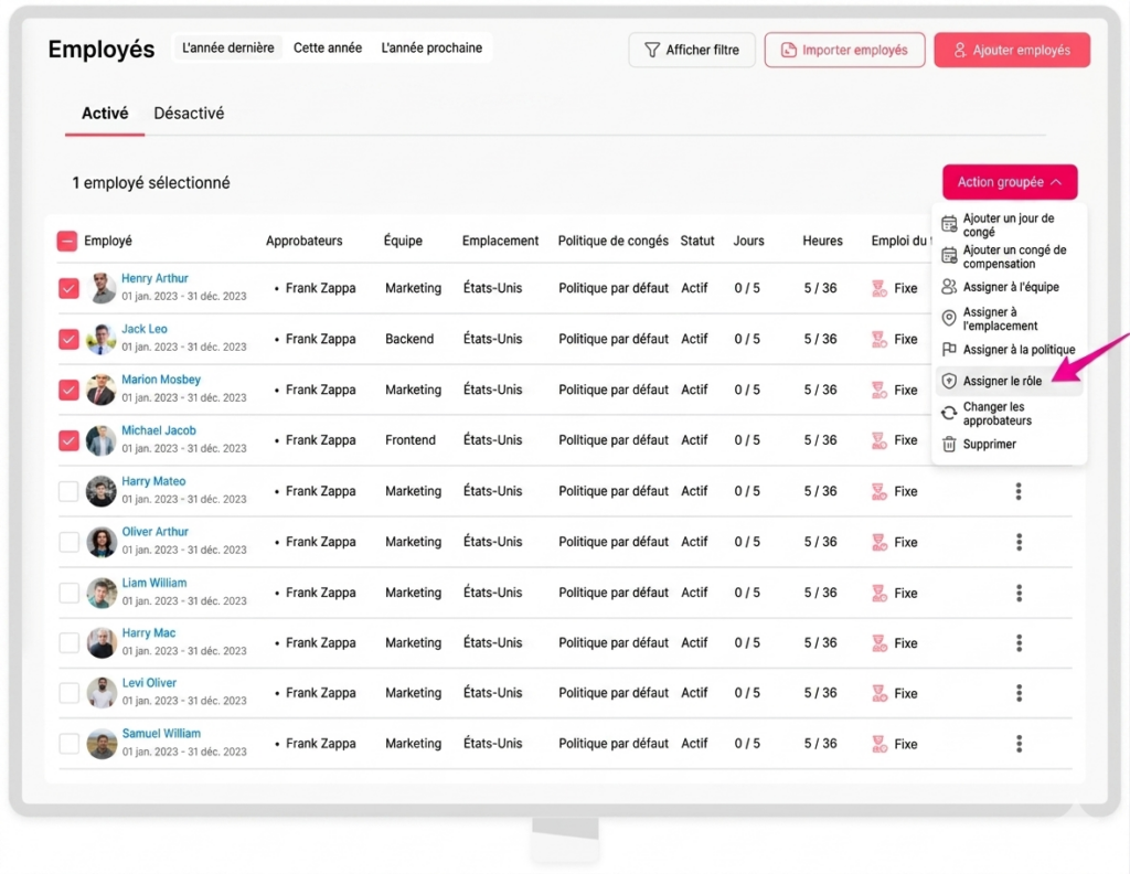 Interface de gestion des employés affichant une liste avec informations (équipe, emplacement, politique de congés, statut, soldes) et un menu d’actions groupées permettant notamment d’assigner un rôle, une équipe, un emplacement ou une politique, ainsi que d’autres actions de gestion.