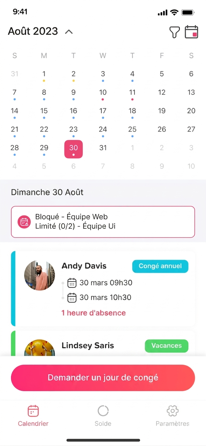 Écran mobile affichant un calendrier du mois d’août 2023 avec un jour sélectionné, des indicateurs de disponibilité, une alerte de blocage et limite pour certaines équipes, ainsi qu’une liste d’employés avec leurs absences et un bouton « Demander un jour de congé ».