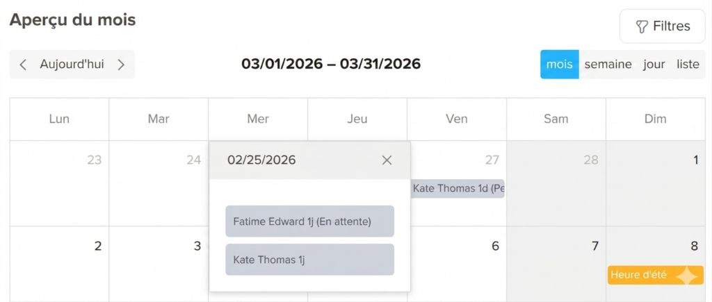 Vue calendrier mensuelle affichant les congés avec une fenêtre contextuelle pour une date donnée, listant les demandes (en attente et approuvées), ainsi que des options de filtrage et de navigation.