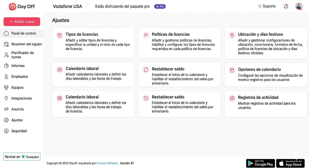 Una captura de pantalla de la interfaz de Day Off que muestra las diversas opciones de configuración organizadas en tarjetas en español, como "Tipos de licencias", "Políticas de licencias" y "Calendario laboral", con un panel de navegación lateral.