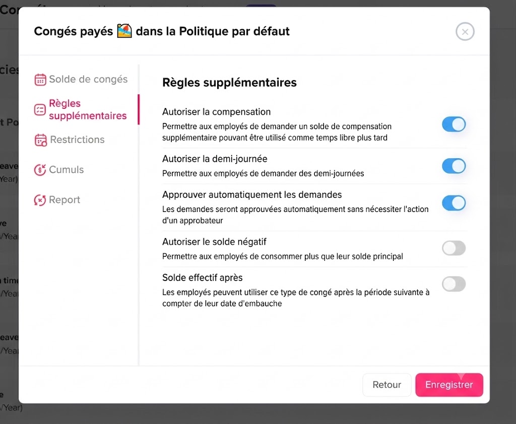 Une capture d'écran du logiciel RH Day Off montrant une fenêtre modale de configuration des congés payés. À gauche, un menu déroulant affiche les options : "Solde de congés", "Règles supplémentaires" (sélectionné), "Restrictions", "Cumuls" et "Report". À droite, la section "Règles supplémentaires" présente des options activables pour "Autoriser la compensation", "Autoriser la demi-journée", "Approuver automatiquement les demandes", "Autoriser le solde négatif" et "Solde effectif après". En bas, les boutons "Retour" et "Enregistrer".